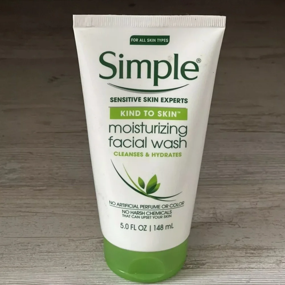 Simple Kind to Skin Moisturizing Facial Wash Cleanses Hydrates NEW